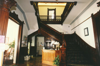HI-Sacramento foyer photo by Perretti and Park Pictures